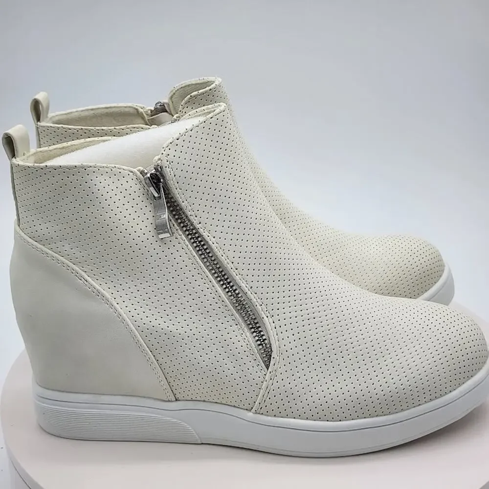 NEW Journee Collection Pennelope Ivory Wedge Sneakers Women's Size 10 Side Zip